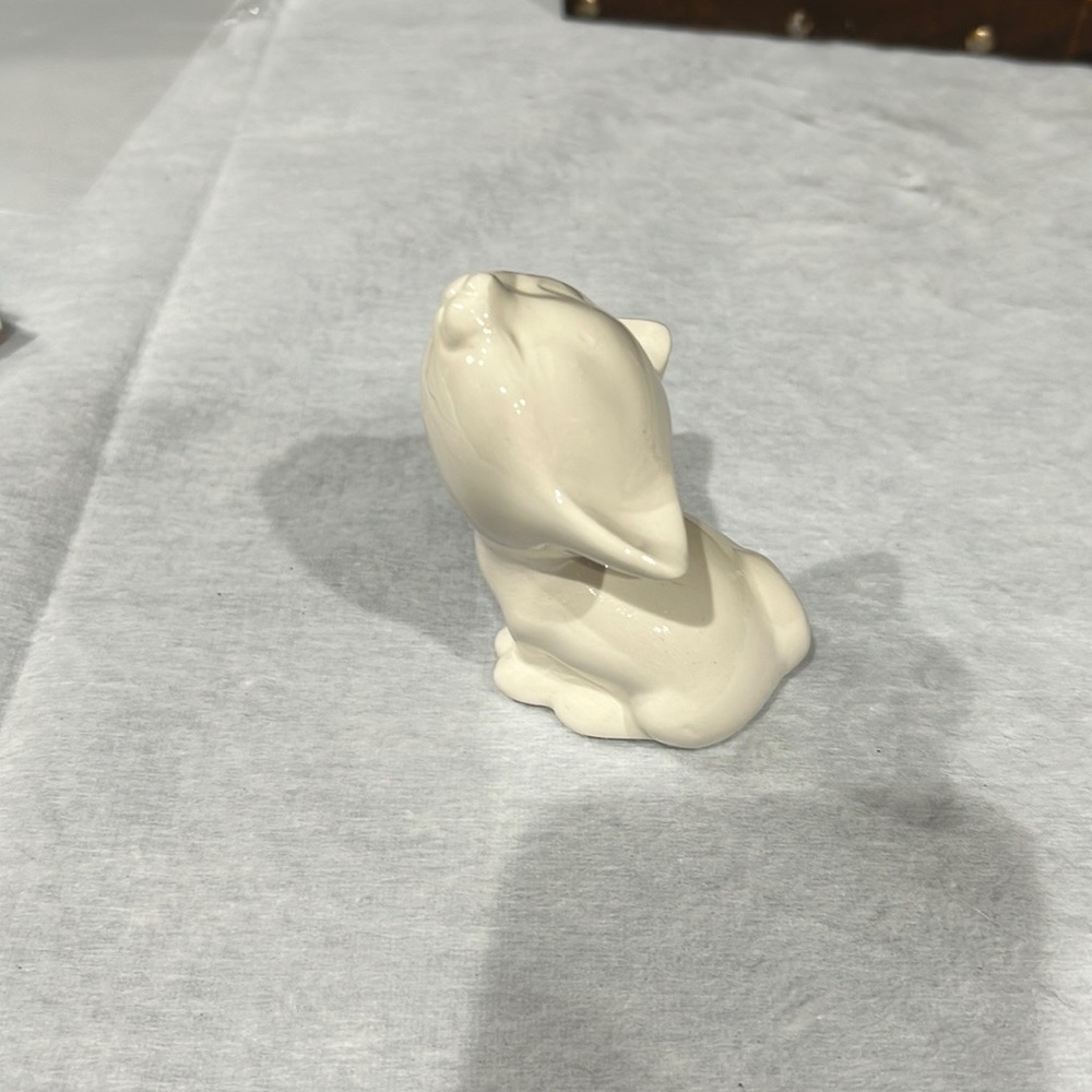 Handmaid, Cute little ceramic cat painted it in beige. - Picture 7 of 9